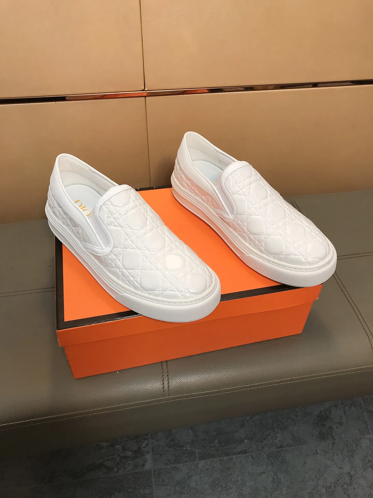 Factory price 400 🔥🔥 (Dior) new men's casual sports shoes 👣 Full of charm, luxury style gentleman's shoes Upper: Made of embossed cowhide imported from Italy, breathable leather lining. Brand wear-resistant soles; with classic logo💋The whole pair of shoes is fashionable and casual without losing high-end style🎈🎈Size: 39-44 (45.46 can be customized)
